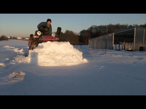 Видео: МТЗ 152 Беларус чистит снег отвалом.