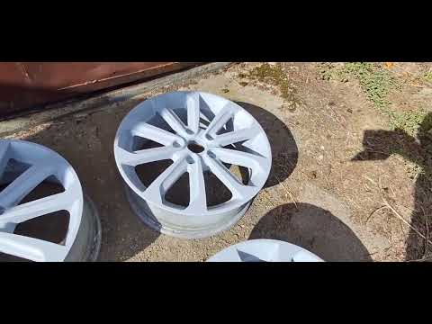 Видео: Покраска литых дисков серебром 