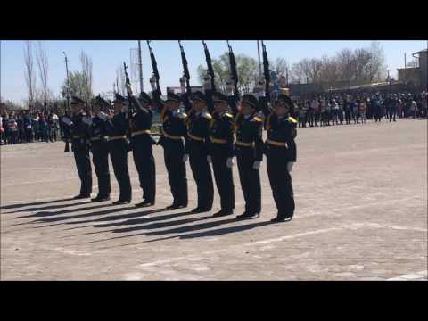 Видео: 10 класс. Строевые приемы с оружием. Троебратская школа