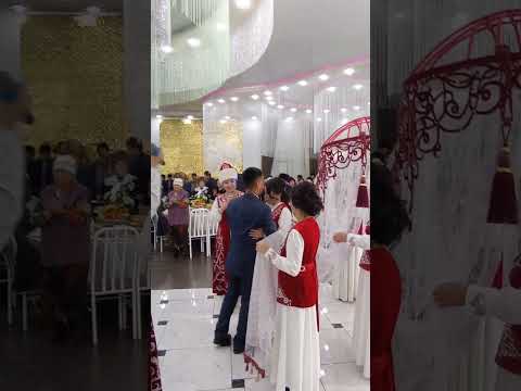 Видео: Токтогул району Айнура Кожобергенова Динара Иманбекова дуэт кыз узатуу