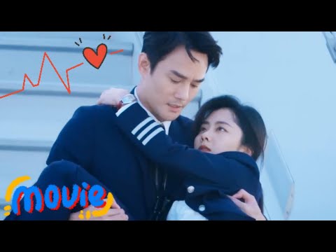 Видео: Ее толкнул пьяный пассажир?! Ледяной мужчина на руках унес ее прочь!