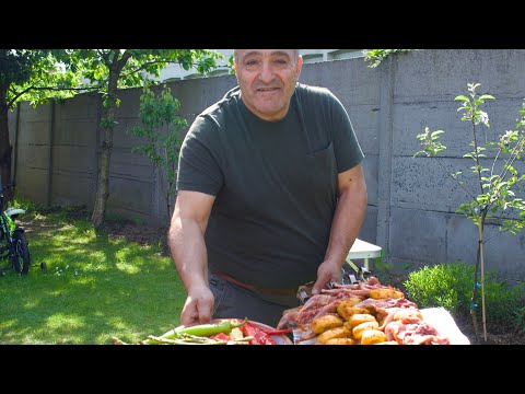 Видео: Подаю сочный шашлык вместе с салатом из овощей ,запеченных на мангале.Готовил и не пожалел!