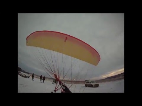 Видео: Как развлекает себя на полетах парапланерист (архивное)