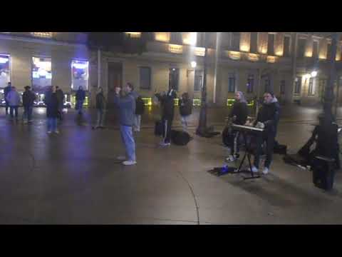 Видео: Уличные музыканты Питер группа Cover Band ID AHO на Малой Конюшенной 8 ноября - Широка река