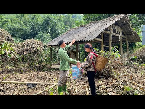 Видео: Добрый человек дал матери-одиночке брезент для ремонта заброшенного дома