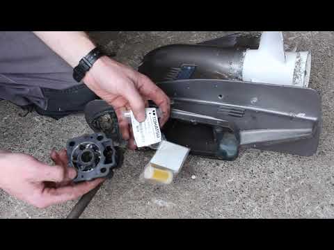 Видео: Как заменить импеллер на двухтактном подвесном лодочном моторе Tohatsu