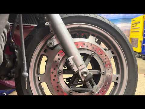 Видео: HONDA GL1500 GOLDWING, СНЯТИЕ ПЕРЕДНЕГО КОЛЕСА, КРЫЛЬЕВ И ТОРМОЗНОГО СУППОРТА #Honda Goldwing