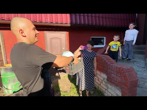 Видео: Везем гостинцы родителям. Наводим порядок на участке. Собираем урожай. Жизнь простых людей в деревне