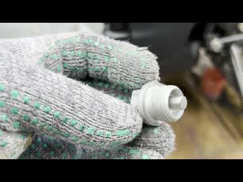 Видео: Как НЕ нужно менять масло на мотоцикле Harley-Davidson V-Rod