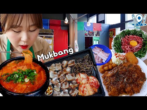 Видео: Outdoor Mukbang | Kukje Sikdang! Уникальное место продажи Самгёпсал, Большой Тонкацу.