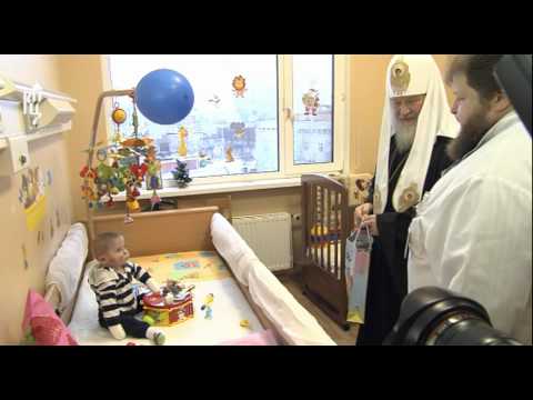 Видео: Патриарх посетил детей в Научно-практическом центре