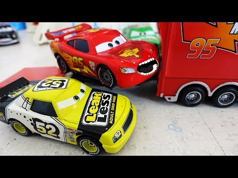 Видео: Мультики про Машинки ТАЧКИ 3 Молния Маквин Гонки и новые МАШИНКИ Disney CARS 3 Игрушки