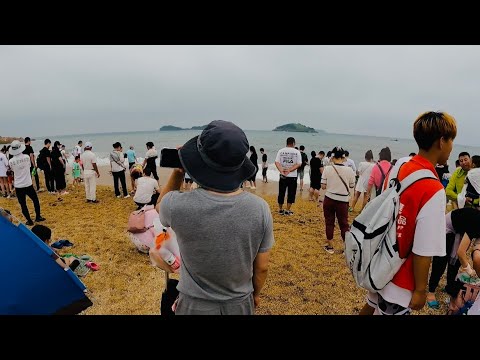 Видео: Далянь. Почему китайцы, не купаются в Жёлтом море и загорают в одежде?!