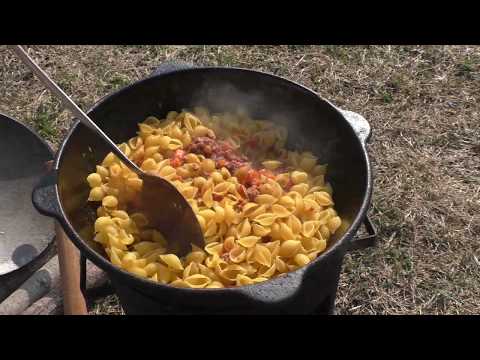 Видео: Макароны в казане на реке | Макароны с тушенкой в Казане | ДомаВместе