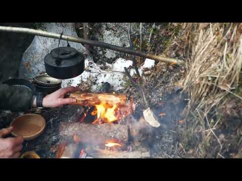 Видео: Одиночный поход 2 дня в апреле. Ночь в скале. Карелия.