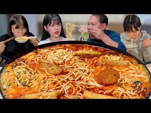 Видео: 12 порций острого удона с большим количеством рыбного пирога🍜Семейный мукбанг Гулетич