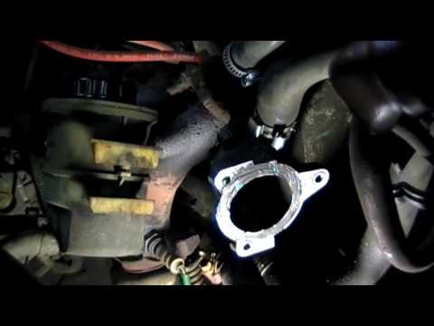 Видео: Рено Логан течет термостат/Renault Logan thermostat flows/потек термостат