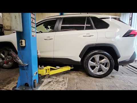 Видео: Тойота RAV4 2020 Мнение владельца. Проехал 180 тыс за 5,5 лет. Что стало с машиной?