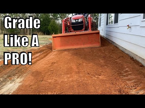 Видео: Как выравнивать грунт с помощью компактного тракторного фронтального погрузчика