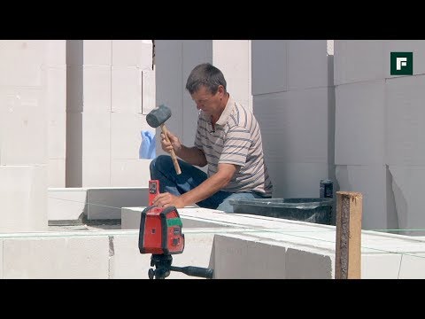 Видео: Кладка первого ряда блоков. СТРОИТЕЛЬНЫЕ ЛАЙФХАКИ // FORUMHOUSE
