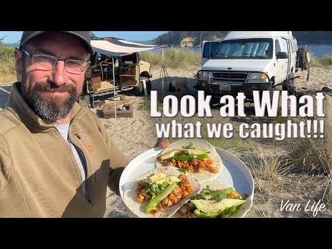 Видео: Просто делаешь вещи. Жизнь в фургоне на побережье. Лови и готовь.