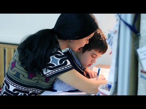 Видео: Кто такой тьютор: сопровождение ребёнка-аутиста в школе