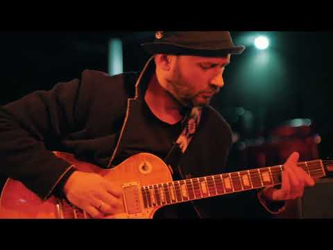 Видео: первый концерт из серии 3G : "Корней, Олейник-Ламба" из видеоцикла "Русские гитары XXI века ".