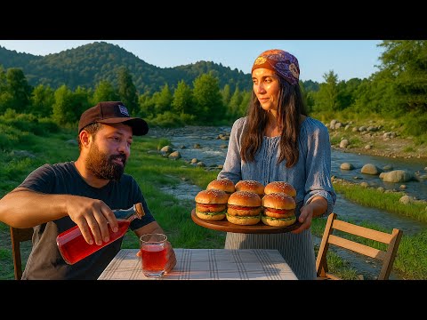 Видео: Куриные бургеры в деревенском стиле лучше, чем в KFC! Готовим у горной реки 🍔🔥