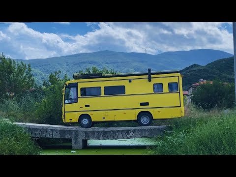 Видео: Я провел неделю, кемпинг на пляже в караване, и вот что произошло.