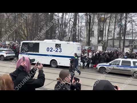 Видео: В Москве прощаются с рэпером Пашей Техником 11.04.2025