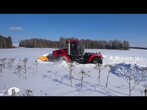 Видео: Трактор пробивается по снегу, Кировец ничто не остановит.