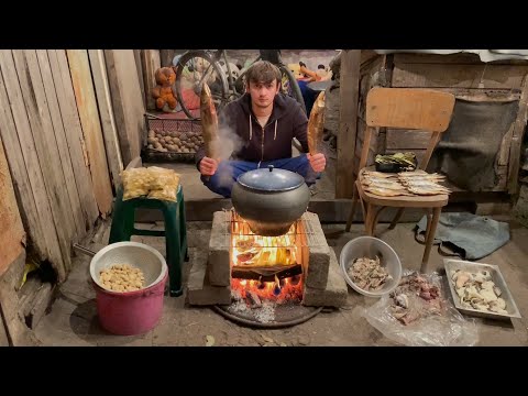 Видео: ГРИБНАЯ УХА В АССОРТИ НА КОСТРЕ | БАЗА КОРМИТ