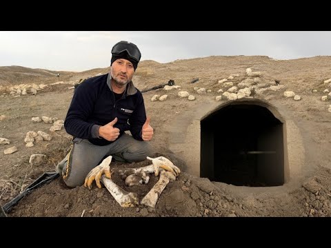 Видео: Леденящий кровь момент: во время охоты за сокровищами обнаружены человеческие кости!!!