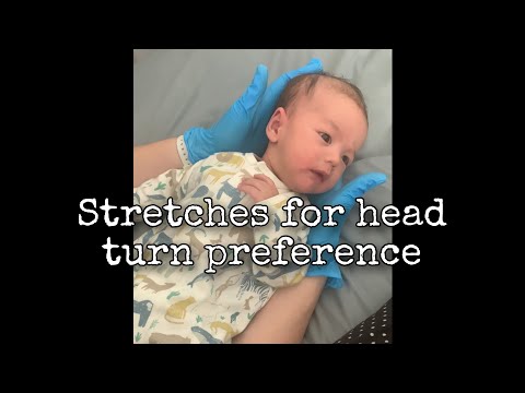 Видео: Ребенок тянется, развивая способность поворачивать голову