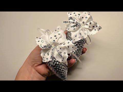 Видео: Цветы из лент.  Ribbon flowers.