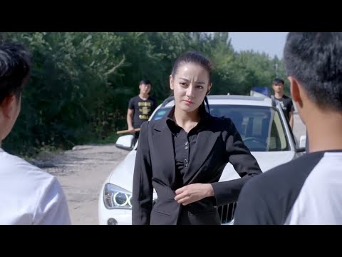 Видео: Женщина-телохранитель встречалась с гангстерами для вымогательства денег, в одиночку она победила 10