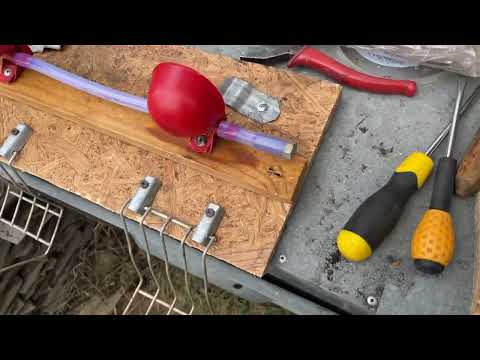 Видео: Обязательно делайте защиту на чашечную поилку для кур