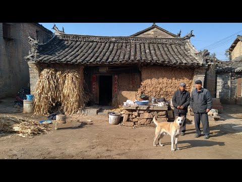 Видео: Мужчина отремонтировал дом в сельской местности, чтобы создать сельскую жизнь