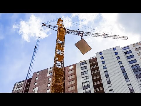 Видео: Работа башенных кранов на стройке.