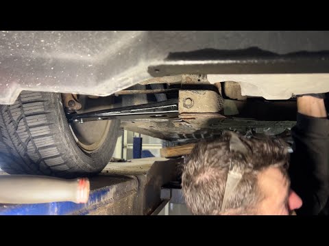 Видео: Замена нижнего рычага подвески Ford Focus 2010