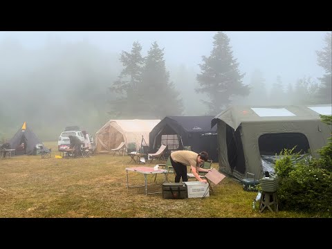 Видео: КЕМПИНГ В ТУМАНЕ С РОСКОШНЫМИ НАДУВНЫМИ ПАЛАТКАМИ