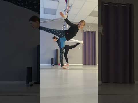 Видео: Мария Луговских. Йога в низком гамаке с МФР. Аэройога. Низкий гамак. Флай йога миофасциальный релиз.