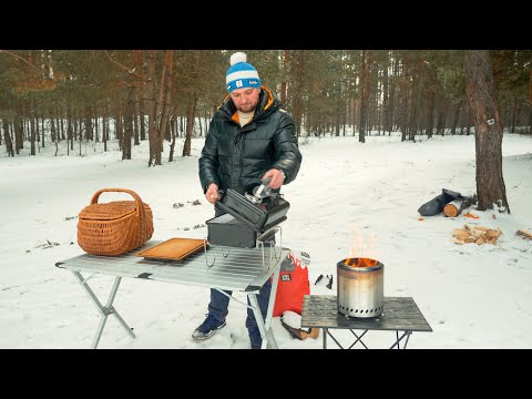 Видео: Куриные ножки в беконе на угольном гриле Weber Go Anywhere - зимний кемпинг у лесного озера