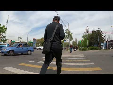 Видео: 17.04.25 Бишкек. ул.Батик Батыра (Советская)-Суеркулова-Абая. Начало,-тротуар со стороны 8 микр.