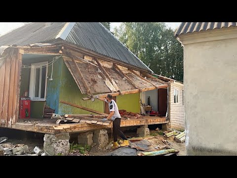 Видео: Ломаем крышу в старом доме. Опасные идеи. Что будет дальше? Жизнь простых людей в деревне.