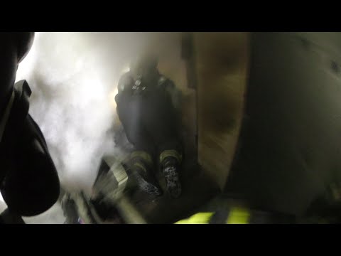 Видео: Огонь съел кислород, коту не выйти… Пожар, горит дом