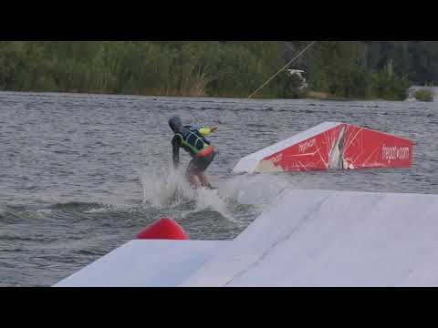 Видео: How to Ollie, How to Ollie ON. Wakeboard tutorial. Как делать олли (запрыгивать) на фигуры на вейке.