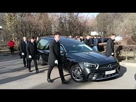Видео: 10 печальных минут с похорон Бедроса Киркорова.