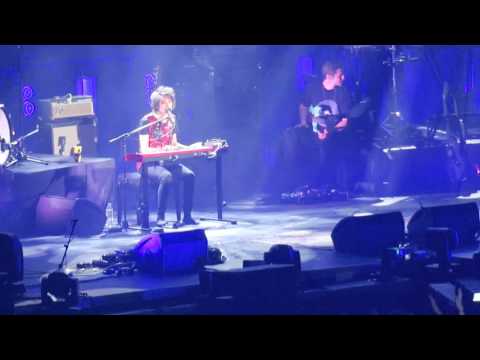 Видео: Земфира - Бесконечность #ztour2016 (СКК Олимпийский, Москва 01.04.16)