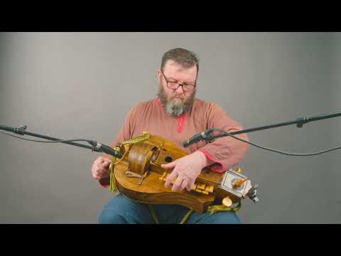 Видео: Трёх-струнная лира с жильными струнами. Russian hurdy gurdy.